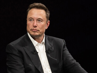 Elon Musk, empresário do ramo de tecnologia, negociou durante meses a compra da plataforma chamada Twitter e a adquiriu por 44 bilhões de dólares