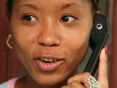 Una mujer llama por teléfono a sus familiares en su país de origen