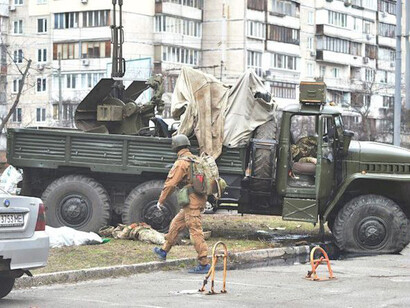 Vehículo militar averiado en una calle de Kiev, Ucrania. Por la invasión de Ucrania, Rusia ha perdido prestigio, está siendo sancionada duramente y golpeada en su integración al resto del mundo