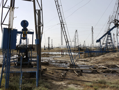 Amos Gitai, Estraendo petrolio, Azerbaidijan, 2011