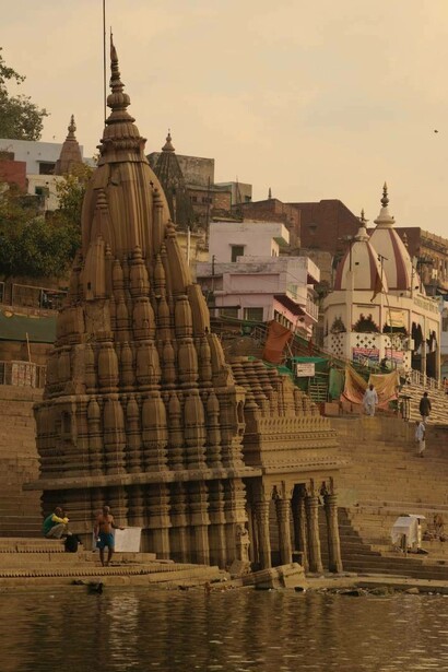Costruzione sulle rive del Gange, Varanasi, India
