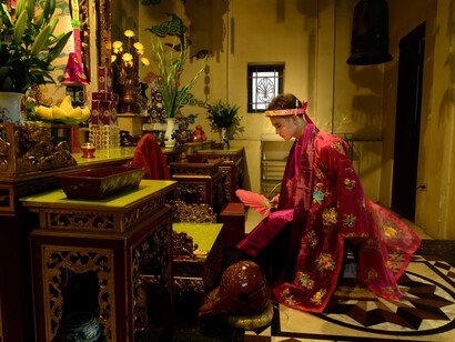 Carlo Bevilacqua, Kenny, a young Đạo Mẫu master in the Rung Temple. La Religione della Madre Divina in Vietnam offre un vivido esempio di come la spiritualità possa accogliere e celebrare la fluidità di genere e la diversità sessuale. È praticata principalmente nel Vietnam del Nord