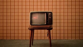 Televisión, divino tesoro, ya te vas para no volver, cuando quiero llorar no lloro y a veces lloro por un «fake»