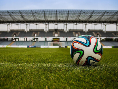 Calcio. Un viaggio attraverso i momenti cruciali della stagione dell'Inter, inclusi i trionfi in Serie A e nelle competizioni europee, culminando con la vittoria nel derby dello scudetto