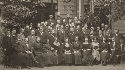 Foto de familia del Congreso Internacional de Psicoanálisis celebrado en Weimar en 1911. En el centro de la imagen, Freud y Jung (apoyándose en el respaldo de una silla). A la derecha de Freud, Ferenczi, y sentada delante de este, Lou Andreas-Salomé, musa de poetas como Rilke y a quien el propio Nietzsche propuso matrimonio