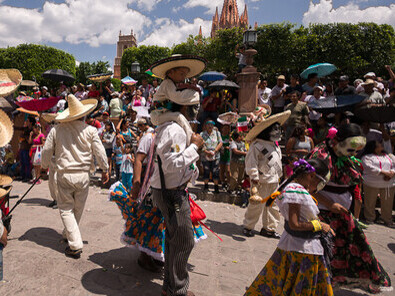 Muchos hombres, a lo largo de ese proceso, se dieron cuenta de la cantidad de trabajo que realizan las mujeres diariamente, en su mayoría sin recibir ningún tipo de retribución monetaria. Conmemoración a San Antonio de Padua. San Miguel de Allende, Guanajuato, México