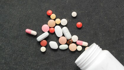 El primer medicamento descubierto y desarrollado íntegramente por inteligencia artificial generativa es la pequeña molécula antifibrótica Rentosertib
