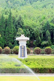 Túmulo de Qin Shi Huang Di, Xi'an, China. Localizado nas proximidades de Lishan, na atual província de Shaanxi, o mausoléu integra uma vasta necrópole imperial iniciada ainda durante o reinado do imperador, quando este tinha cerca de 13 anos