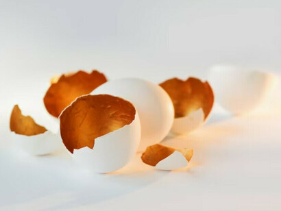 Gusci d'uovo con l'interno dipinto in oro. All'interno dell'involucro protettivo avviene l'incontro e l'unione del femminile con il maschile, matrimonio sacro della dualità, generatore dell'"embrione d'oro"