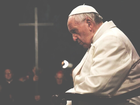 Papa Francesco durante la Via Crucis al Colosseo