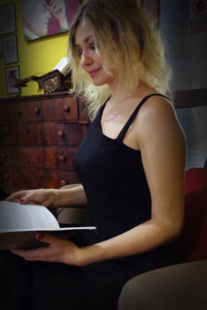 Joanna Longawa leyendo su libro 'Las pruebas de la existencia' (Fotografía tomada por Gianmarco Farfán Cerdán)