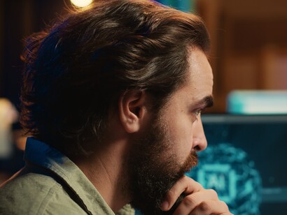 Experto en TI: programación, actualización, inteligencia artificial, cerebro, primer plano, expresiones faciales
