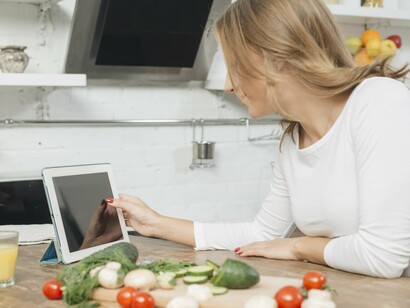 Mulher prepara receita com ajuda de IA. Alguns dias, quando não consegui planejar a alimentação da semana, me pego olhando o que tenho na geladeira e tentando fazer combinações