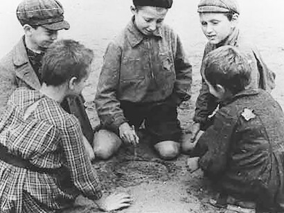 Enfants juifs cachés pendant la guerre. "Le jour on restait tranquilles, discrets, et la nuit on se levait, on sortait en bande et on cherchait à manger." © Commission historique juive