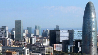 Vista de la ciudad hacia la costa con la Torre Agbar, que por la noche se ilumina con los colores del «F. C. Barcelona», Barcelona, España