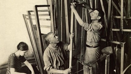 Vladimir Tatlin con gli assistenti al lavoro sul modello della Torre. Nome degli assistenti: D. Dymshits-Tolstaya, I. Meerzon, T. Shapiro; Fotografia dell'Archivio Nikolai Punin di San Pietroburgo, Russia