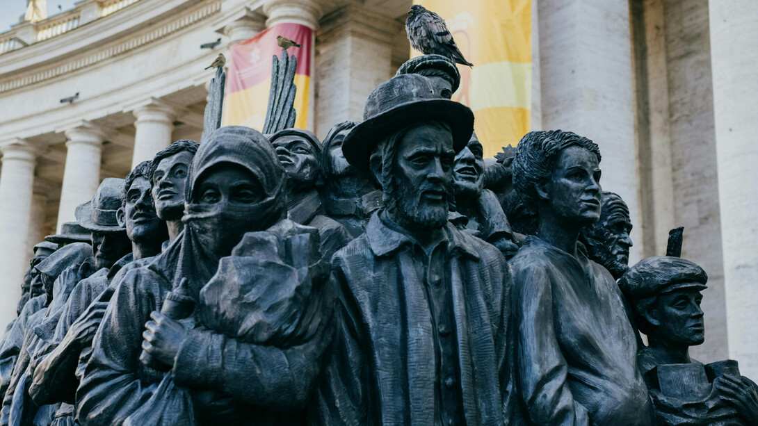 A migração, enquanto busca pela emancipação, desafia o sujeito a enfrentar o desconforto do novo e a revisitar sua própria identidade. Esse processo é marcado pelo estranhamento, que se torna ferramenta crucial para o crescimento pessoal