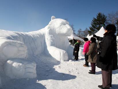 Esculturas de nimales hechas en la nieve