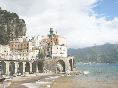 Sus casas construidas en la ladera. Atrani tiene una rica historia y fue en su día un próspero centro comercial de telas y pasta durante el Ducado de Amalfi, Italia