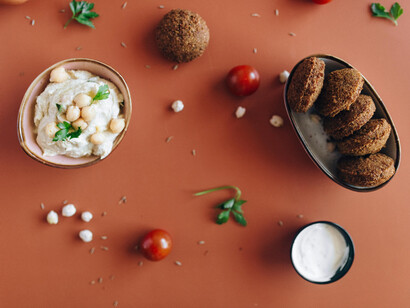 Una porción de falafel con sus acompañamientos