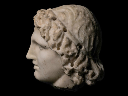 Cabeza de mármol romana de Helios, inspirada en Alejandro Magno, c. s. II d. C.