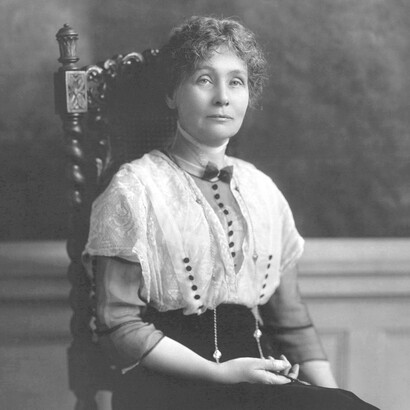 Emmeline Pankhurst, activista política británica y líder del movimiento sufragista, el cual ayudó a las mujeres a ganar el derecho a votar en Gran Bretaña