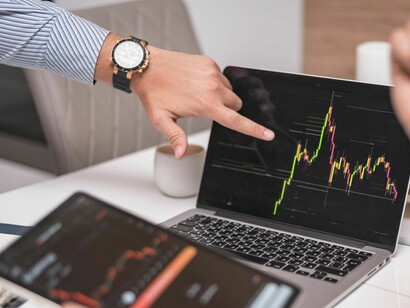 Esta mentalidad redujo a las personas a meras empresas individuales orientadas bajo principios de eficiencia, competencia y monetización absoluta