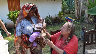 Manina Consiglio presta assistenza a una giovane mamma malgascia