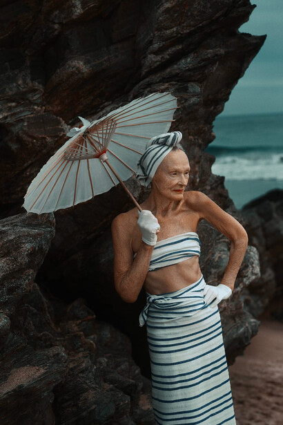 Pieter Henket, Parasol, from the series Live in hotels and dress in towels, 2025. Courtesy of Bildhalle Gallery
