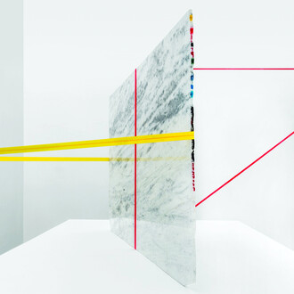 Jose Dávila, „Untitled (Allure)“, 2014
Ausstellungsansicht, State of Rest, OMR, 2014, Allure Marmor, Spanngurte, Ösenschrauben, 177,7 x 301,1 x 550 cm
Jose Dávila & VG Bild-Kunst, Bonn 2019, Foto: Enrique Macías Martínez