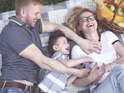 Joie dans la proximité familiale: une famille s'amuse avec des chatouilles, trouvant du bonheur dans les moments simples et spontanés ensemble