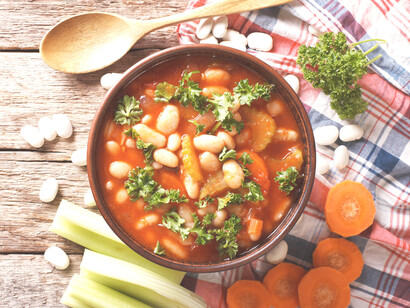La famosa fasolada, hecha con frijoles blancos, hierbas y salsa tomate, de origen griego