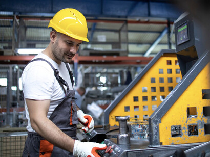 Toda producción material objetiva se funda en relaciones de intercambio y todo intercambio, incluso el más idealizado, incluye el cambio de manos de bienes y servicios