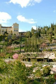 Castel Trauttmansdorff domina dall’alto il giardino all’italiana del quale si intravedono le siepi formali del labirinto.