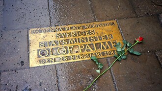 Olof Palme è stato un simbolo del socialismo democratico, capace di combinare giustizia sociale, diritti umani e una visione internazionale di pace. Nella foto placca commemorativa sul luogo dell'omicidio