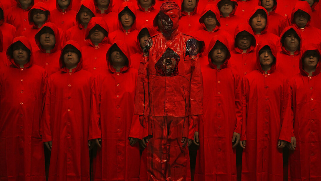 Liu Bolin Chinese, Red no.1 (medium), 2012. Avec l’aimable autorisation de la galerie Danysz