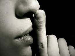 La potenza del linguaggio verbale è stata riconosciuta in seno alle culture antiche come capacità demiurgica del fare e del disfare in senso prepotentemente fisico
