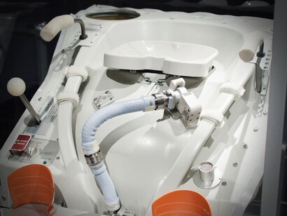 Esempio di toilette spaziale. Space Shuttle Endeavour at California Science Center