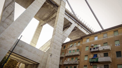 I palazzi sotto il ponte Morandi a Genova