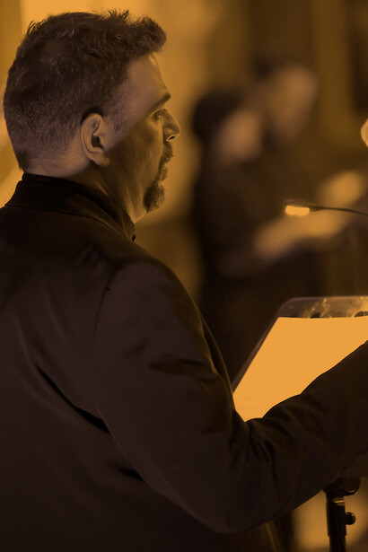 Gabriele Lombardi nel blu dipinto di blu del Festival Moraviae, a Brno, nel 2017