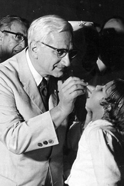 Sus vacunas para los poliovirus de tipo 2 y tipo 3 se autorizaron en 1962