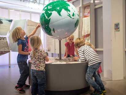 Shipping & Shopping. Courtesy of Sjöhistoriska museet