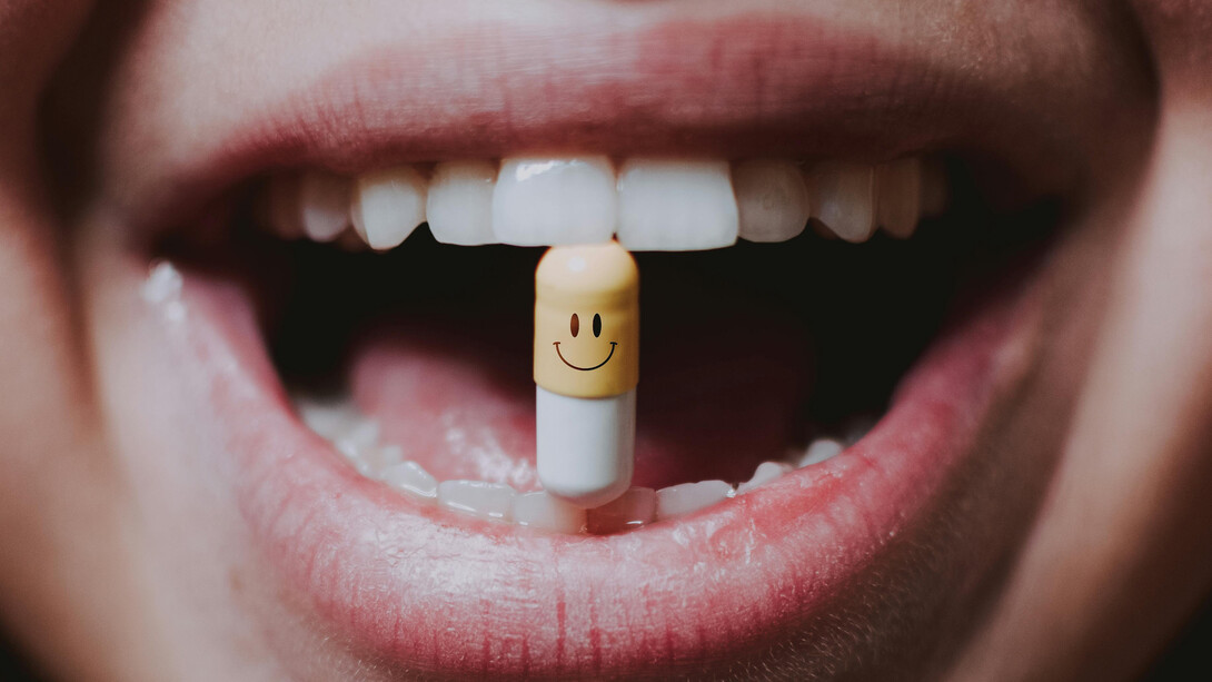 O estresse e a pressa do dia a dia têm levado muitas pessoas a automedicar-se, buscando alívio rápido para problemas emocionais. entretanto, essa prática pode mascarar sintomas, agravar doenças e causar dependência se não for tratada corretamente