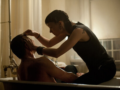 Lisbeth Salander (Rooney Mara) se toma la justicia por su mano en "La chica del dragón tatuado" (2011)