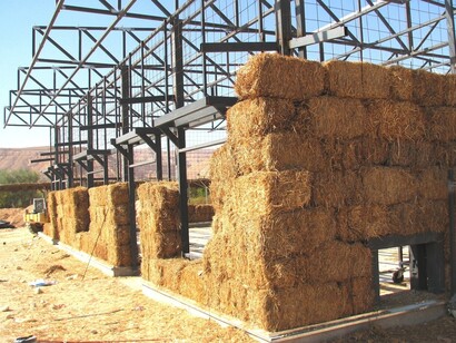 La paglia, insieme ad altri materiali come legno e argilla, è sostenibile, economica e riduce l’impatto ambientale delle costruzioni