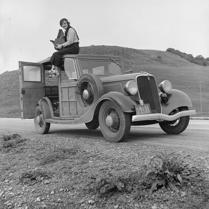 Dorothea Lange fotografa da sopra una macchina