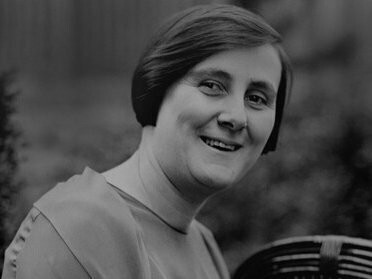 Bertha Lutz em 1925.  Sua vida foi um projeto consciente de demonstração de que a inteligência não tem gênero, de que a curiosidade científica é um impulso humano universal e de que a exclusão das mulheres dos espaços de saber e poder constituía não apenas uma injustiça moral, mas um erro estratégico catastrófico para qualquer nação que aspirasse à modernidade