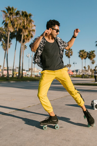 Professor de dança curte um dia livre para andar de patins  