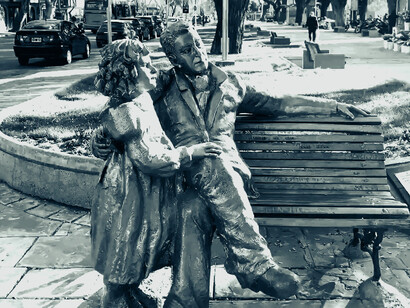 Estatua de San Martín y Merceditas, Mendoza, Argentina. San Martín, aun en el exilio, se mantuvo presente en la vida de Merceditas a través de cartas y enseñanzas que buscaban orientarla con amor y firmeza