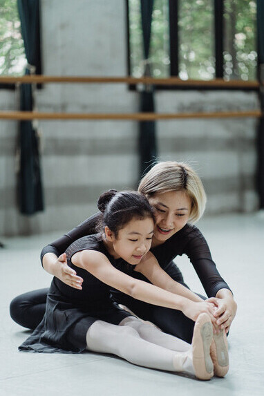 A educação socioemocional oferece um espaço seguro para os jovens explorarem e compreenderem suas emoções